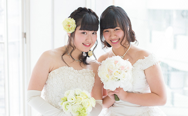 ウェディングドレスを着た生徒