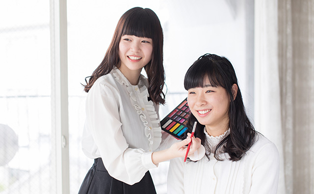 メイクの練習をする生徒
